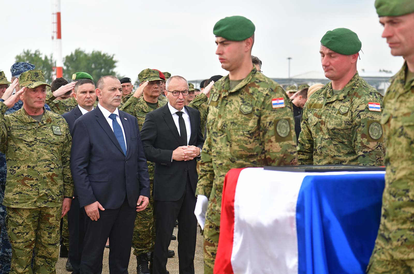 Doček preminulog hrvatskog vojnika uz vojne počasti
