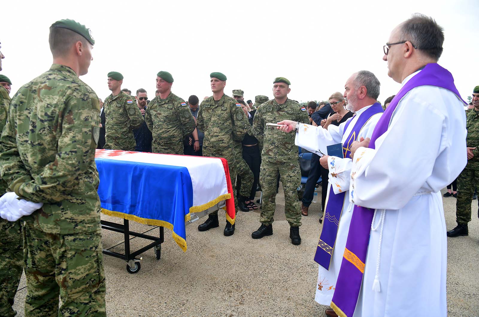 Doček preminulog hrvatskog vojnika uz vojne počasti