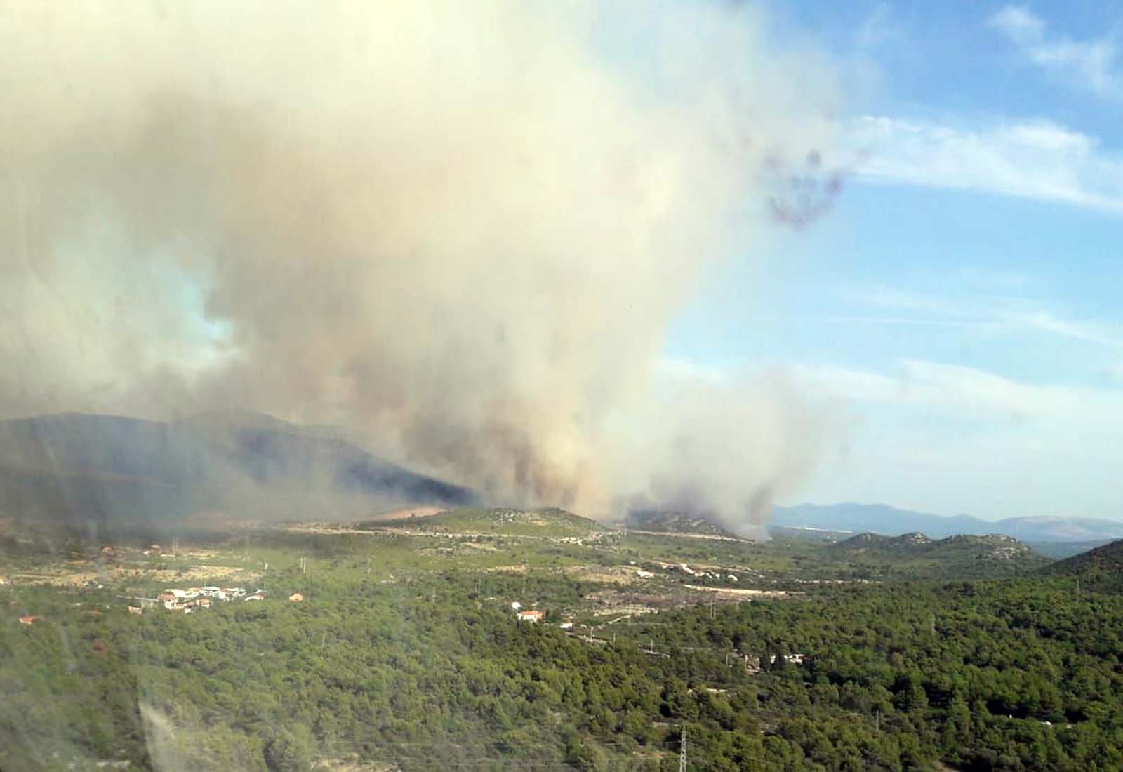 Na požarište kod Šibenika upućene i kopnene snage Hrvatske vojske