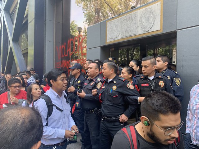 Policiais barram passagem de manifestantes durante protesto feminista na última segunda-feira (12) na Cidade do México - Créditos: Divulgação/Twitter