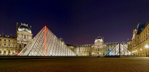 Le Louvre - cour et pyramide, Paris, France