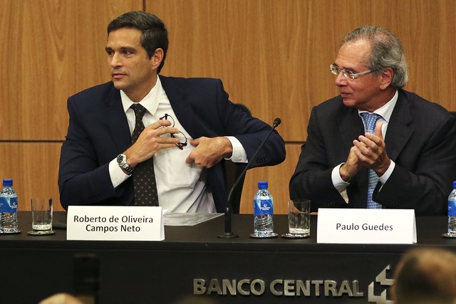 Paulo Guedes (direita) e o atual presidente do BC, Roberto Campos Neto, que passa a indicar conselheiros da nova UIF, antigo Coaf - CrÃ©ditos: Fabio Rodrigues Pozzebom/AgÃªncia Brasil