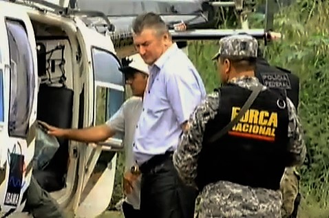 O empresário Ezequiel Castanha pé preso durante operação da Polícia Federal em 2014 - Créditos: Reprodução/TV