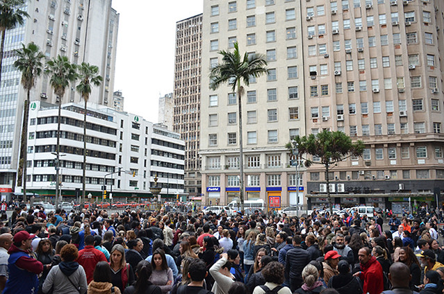 Centenas de trabalhadores protestaram em frente à prefeitura - Créditos: Fotos: Divulgação Sindisaúde RS