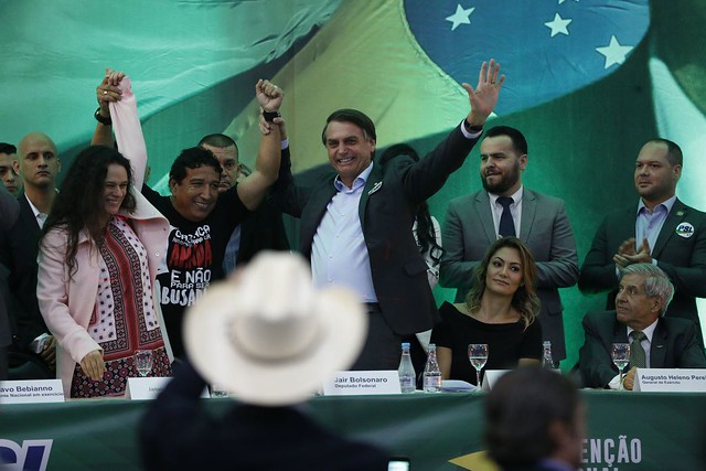 Bolsonaro na convenção de lançamento da candidatura à presidência, ao lado de Janaína Paschoal e do pastor Magno Malta - Créditos: Foto: Fernando Frazão/Agência Brasil 