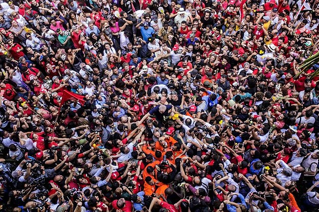 Após deixar a prisão, Lula discursa para apoiadores em frente à PF em Curitiba