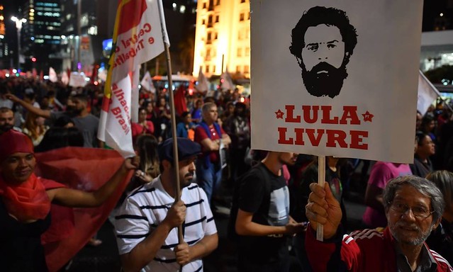 Ato em Porto Alegre pede soltura imediata de Lula na tarde desta sexta-feira (08)