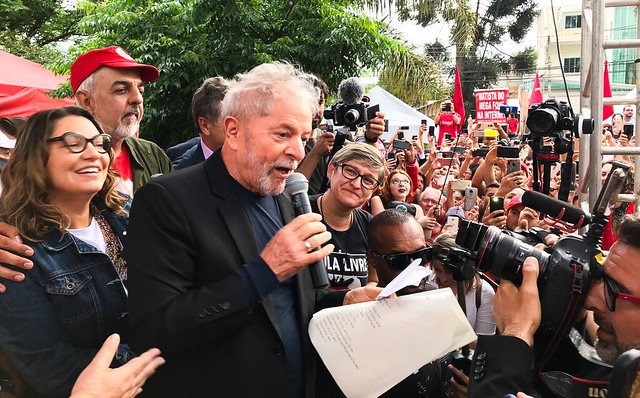 Gratidão à Vigília e planos de rodar o Brasil marcam primeiro discurso de Lula livre