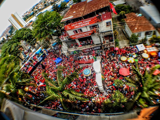 Em clima de festa, multidão se aglomera em São Bernardo do Campo à espera de Lula