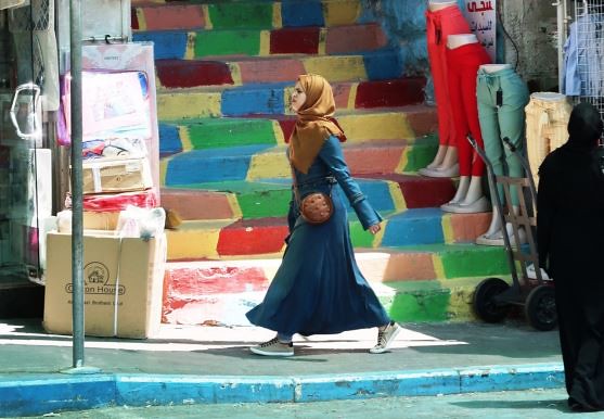 Mulher caminha nas ruas de Hebron - Créditos: Yasser Jamil Fayad