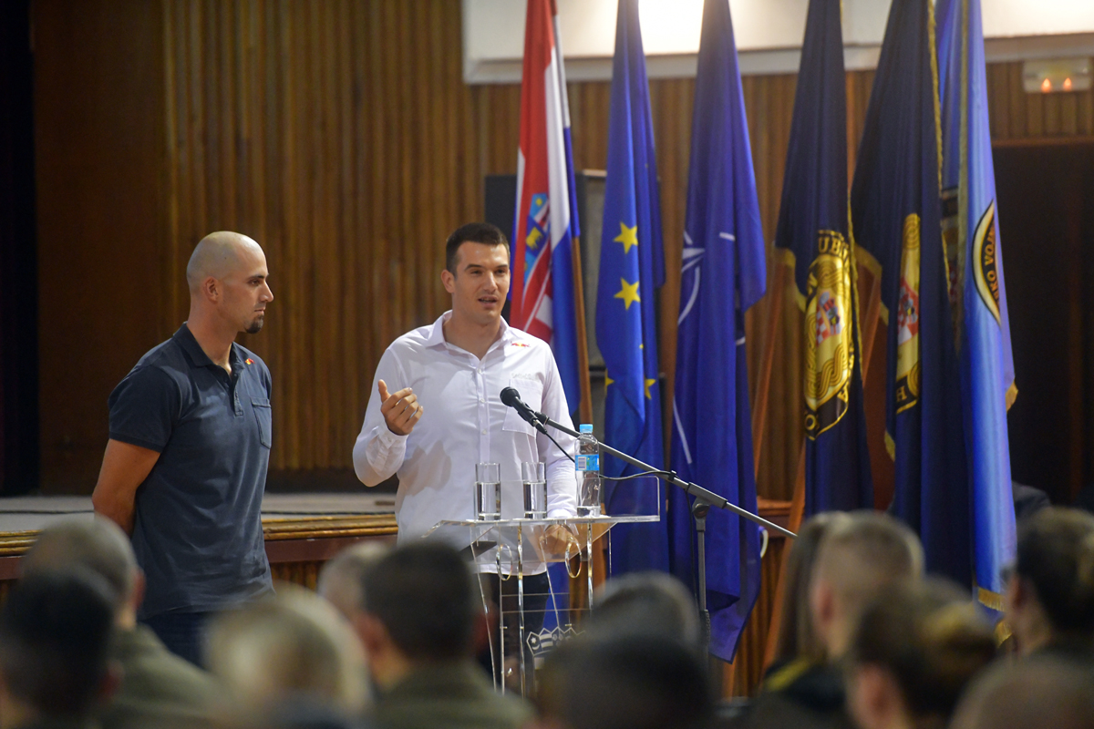 Veslački dvojac Sinković održali predavanje kadetima na HVU