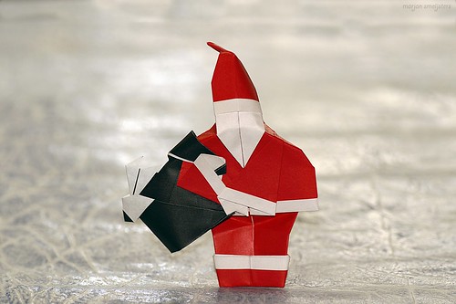 Origami Babbo Natale con e coniglietto di peluche nel sacco / Santa Claus with a plush toy bunny in the sack (Francesco Miglionico)