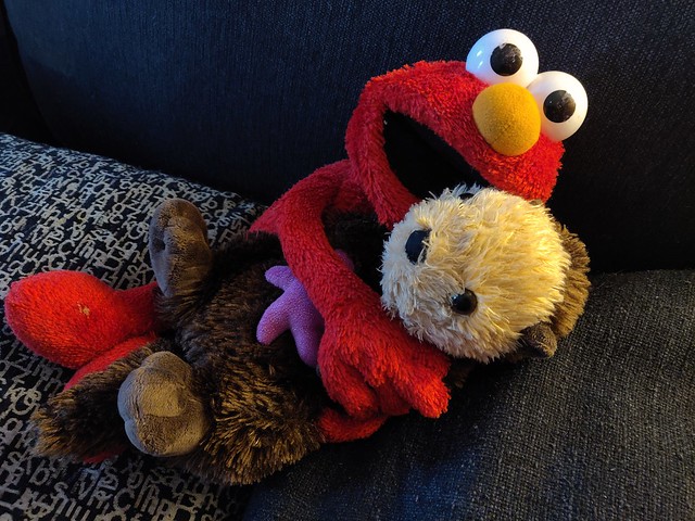 *OF COURSE* Elmo loves otters!