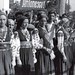Transnistria (anul 1942). Tineri români în frumoase costume naționale stânga Nistrului întâmpină cu bucurie conducerea Statului Român și a Armatei Române eliberatoare
