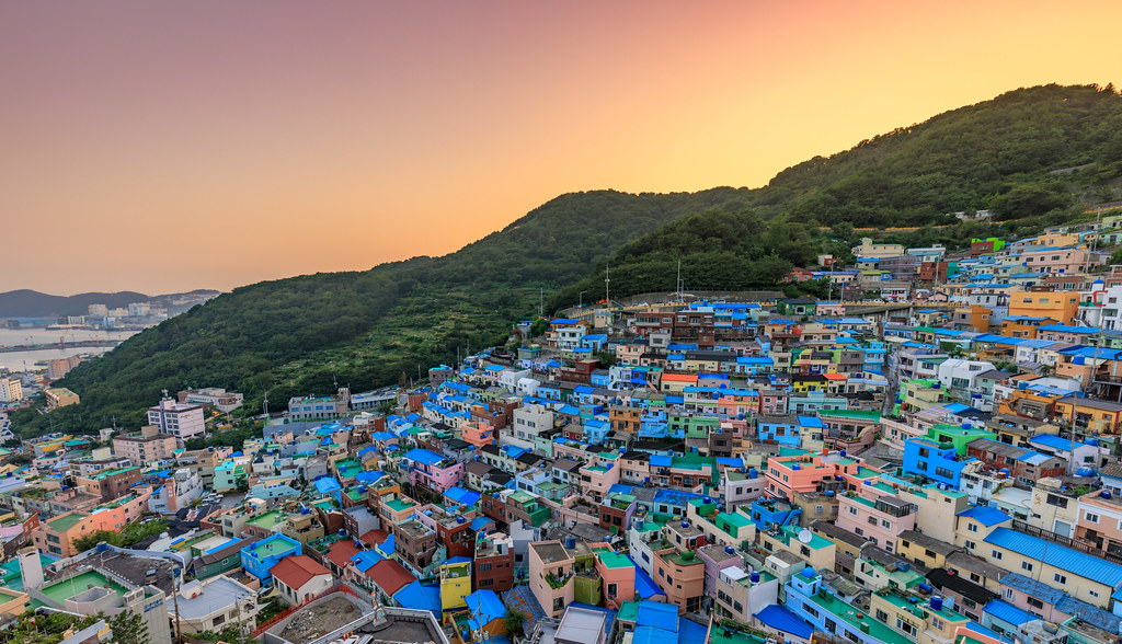 À Busan, visite du charmant quartier culturel de Gamcheon reconnu pour ses rues escarpées et ses maisons aux couleurs vives