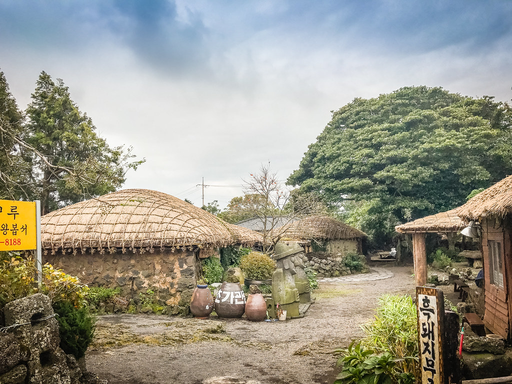 Sur l'île de Jeju, village traditionnel de Seongeup avec ses  maisons aux toits de chaume