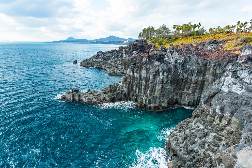 Sur l'île de Jeju, la falaise de Jusangjeolli composée de piliers de basalte hexagonaux