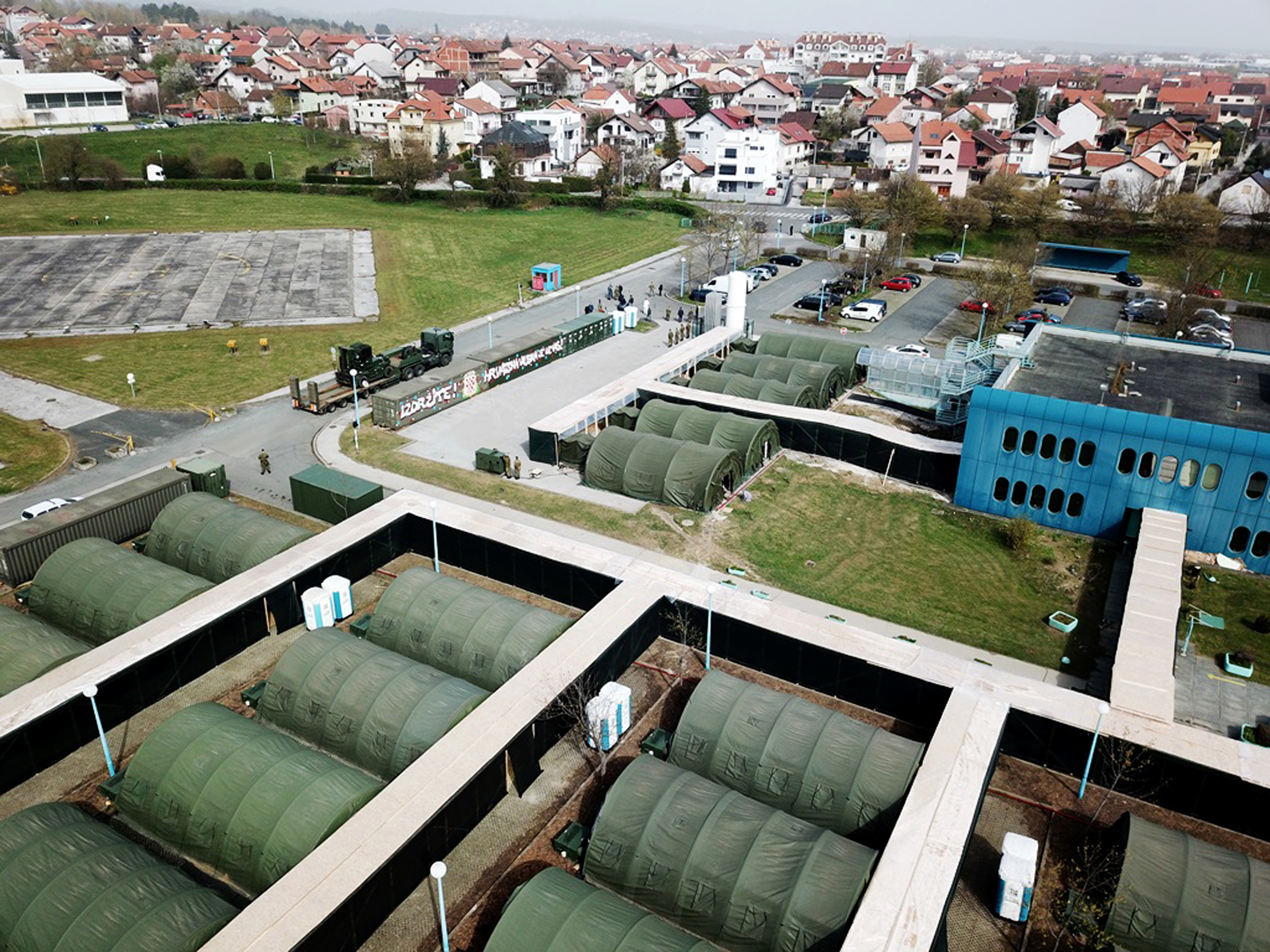 Ekspedicijski kamp i šatori koje su ispred KB Dubrava podigli pripadnici Hrvatske vojske