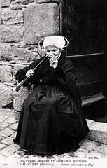 LA MARTYRE   bretonne fumant sa pipe - Photo of Dirinon