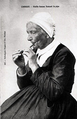 CARHAIX  bretonne fumant sa pipe vers 1900