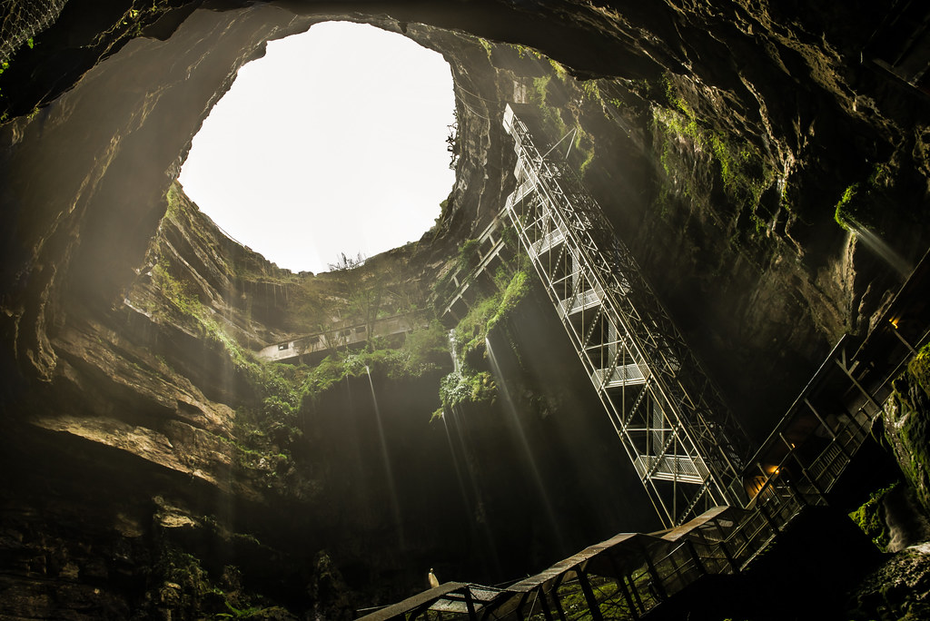 Le gouffre de Padirac, un puits vertigineux donnant accès à une rivière souterraine