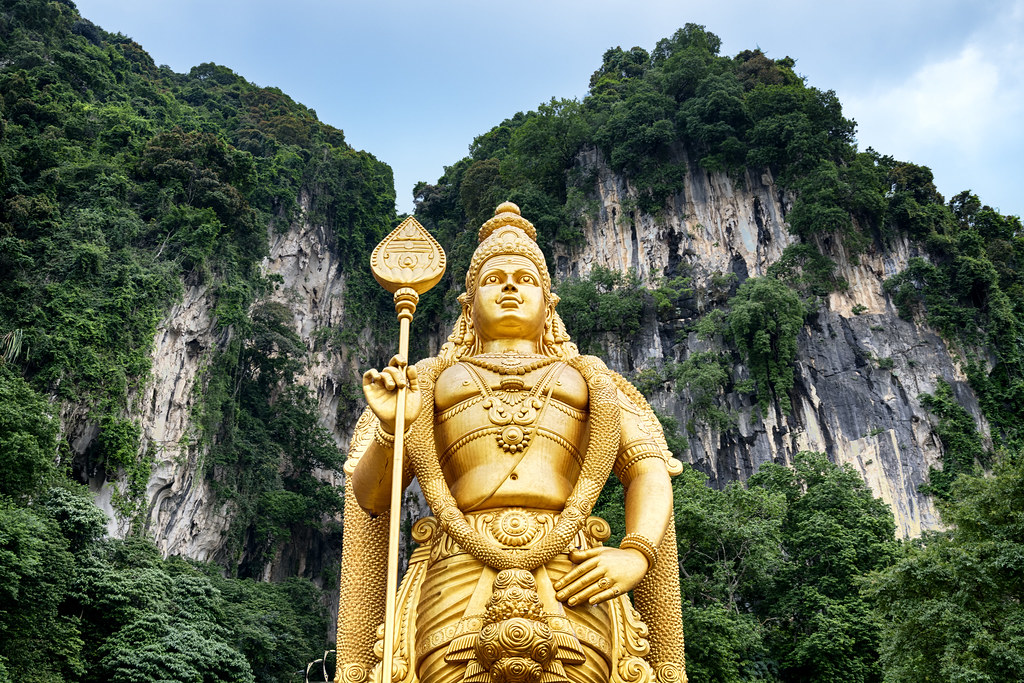 La statue géante du dieu Murugan, devant les fameuses Batu Caves, grottes sacrées et plus grand lieu de pèlerinage de la communauté hindoue du pays