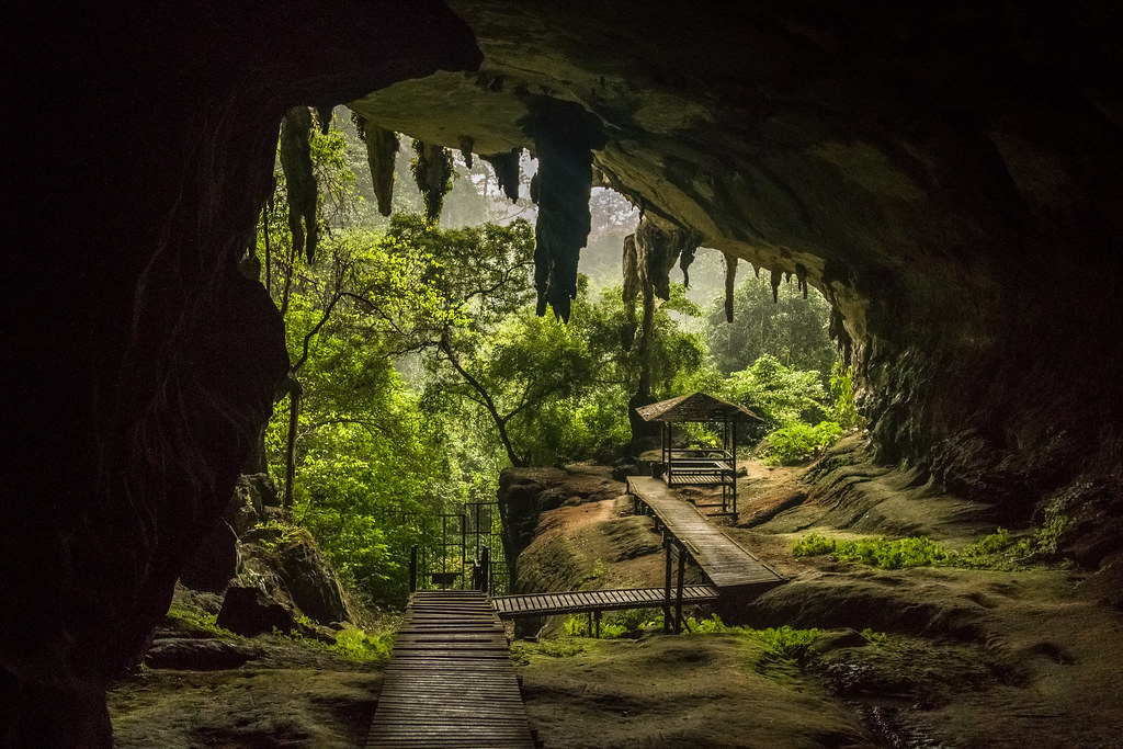 Visite des célèbres grottes de Niah