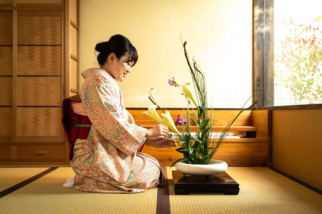 Démonstration d’ikebana, l’art japonais de l’arrangement floral