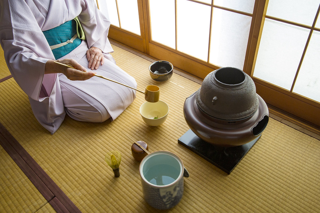 Participation à une cérémonie traditionnelle du thé, appelée chanoyu, un thé vert matcha qui se déguste dans une céramique précieuse