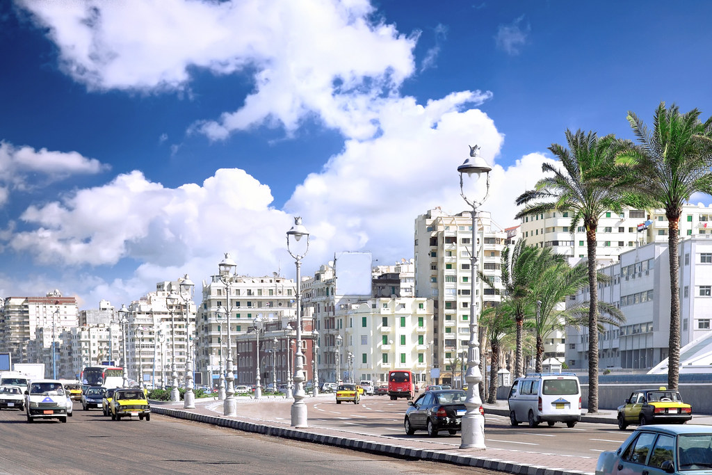 Vue urbaine sur la corniche d'Alexandrie