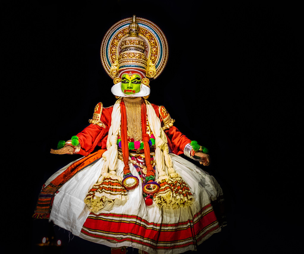 Spectacle de théâtre dansé de Kathakali. Les costumes et maquillages sont fabuleux et demandent des heures de préparation.