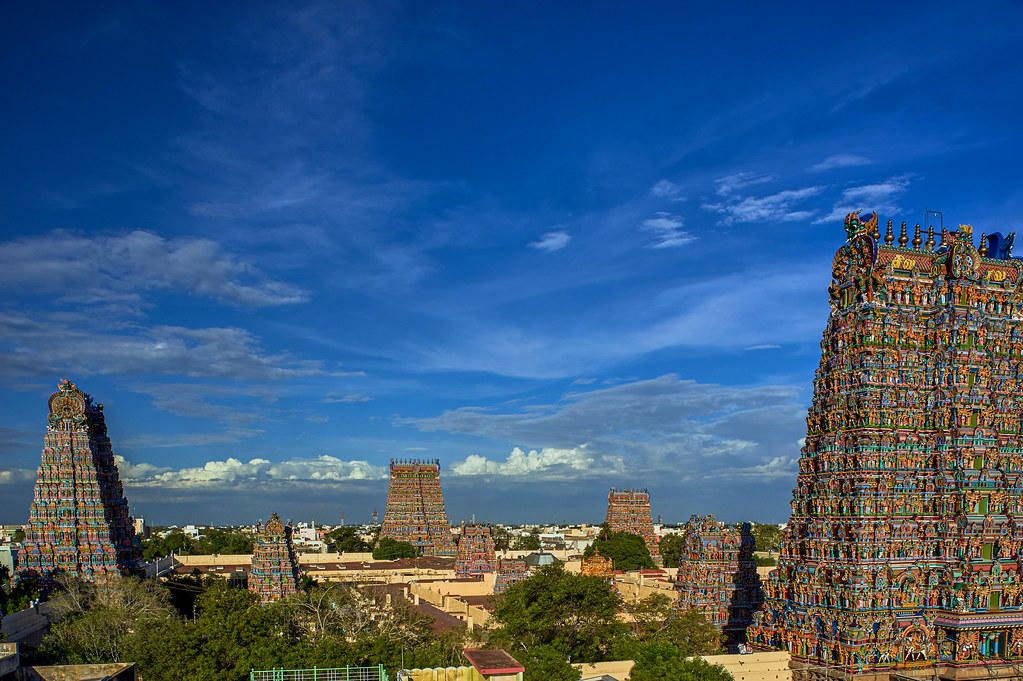À Madurai, du grand temple de Meenakshi qui, avec ses nombreuses portes et ses onze hautes tours (gopuram), apparaît comme une véritable « cité dans la ville »