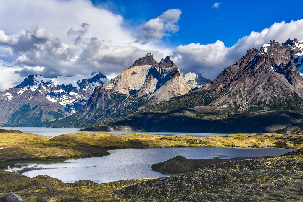 Les fameuses Cuernos del Paine, aiguilles verticales de granite gris, dans le Parc national Torres del Paine