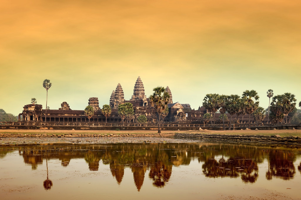 Vue splendide sur Angkor Wat au coucher du soleil, du haut d’une montgolfière attachée