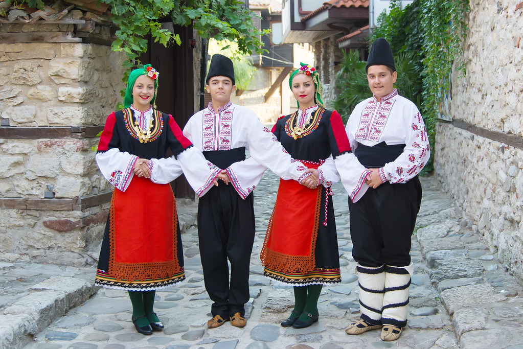 Jeunes bulgares en habits traditionnels