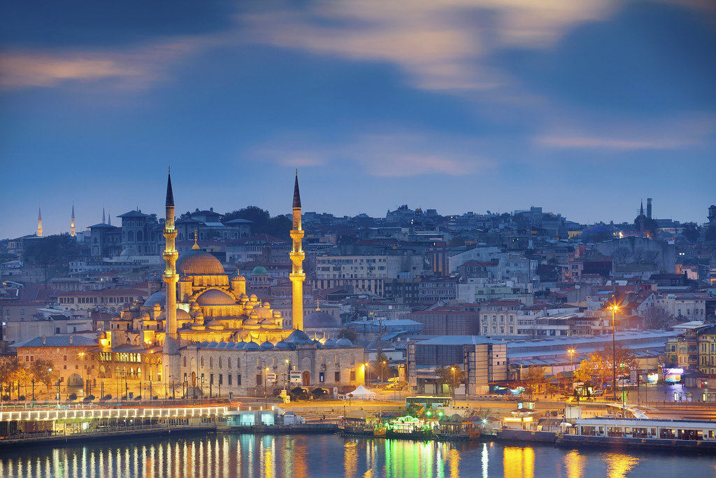 Souper sur le Bosphore à bord d'un bateau privé pour admirer Istanbul brillant de ses mille feux