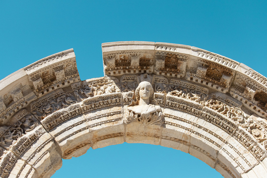 Arche à l'entrée du Temple d'Hadrien, dans la cité d'Artémis à Éphèse