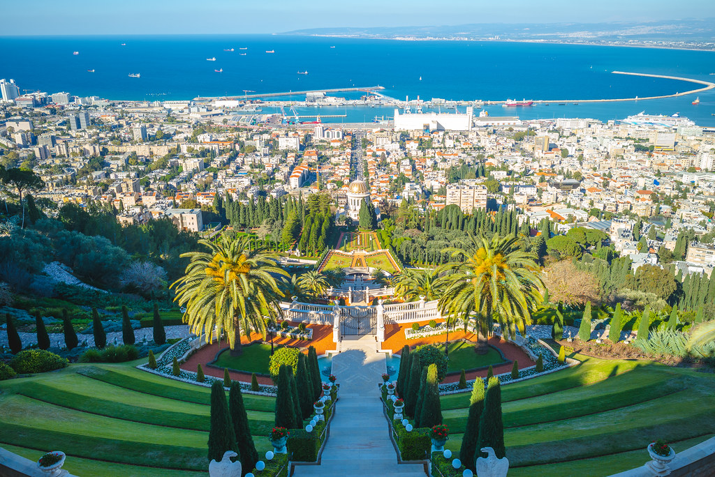 Vue panoramique sur la baie de Haïfa et sur les jardins des Baha'ies