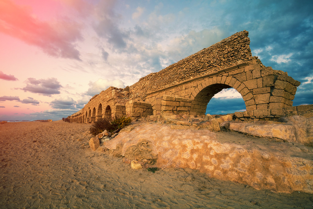 Aqueduc romain de Césarée, l’un des sites touristiques majeur d’Israël