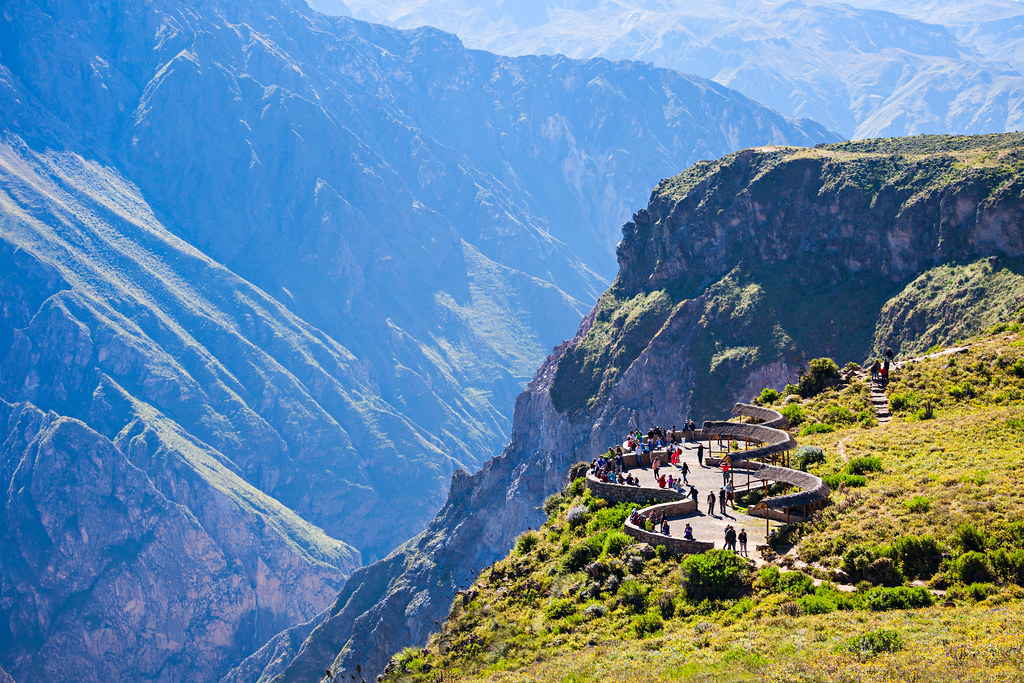 Dans le Canyon de Colca, du belvédère, panorama magnifique sur le canyon et sur les paysages andins d’une grande beauté