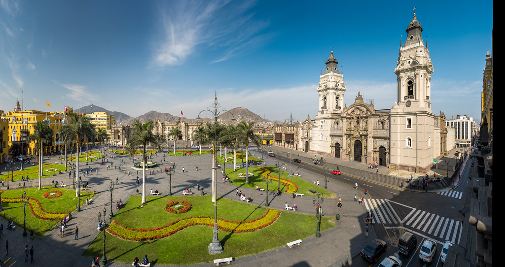 Découverte de la place d'Armes de Lima, avec la cathédrale (datant du 17e siècle)