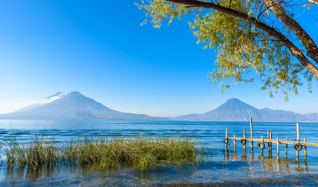 Le lac est entouré de trois majestueux volcans : le Tolimán, l'Atitlán et le San Pedro