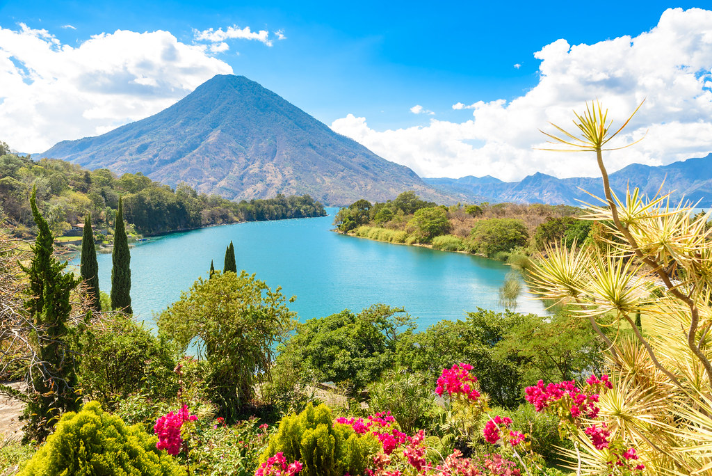 Le lac Atitlán et le volcan San Pedro