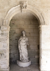 Statue (Le Bec-Hellouin) - Photo of Harcourt