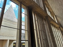 Les fenêtres dessinées par l'architecte-musicien Iannis Xenakis