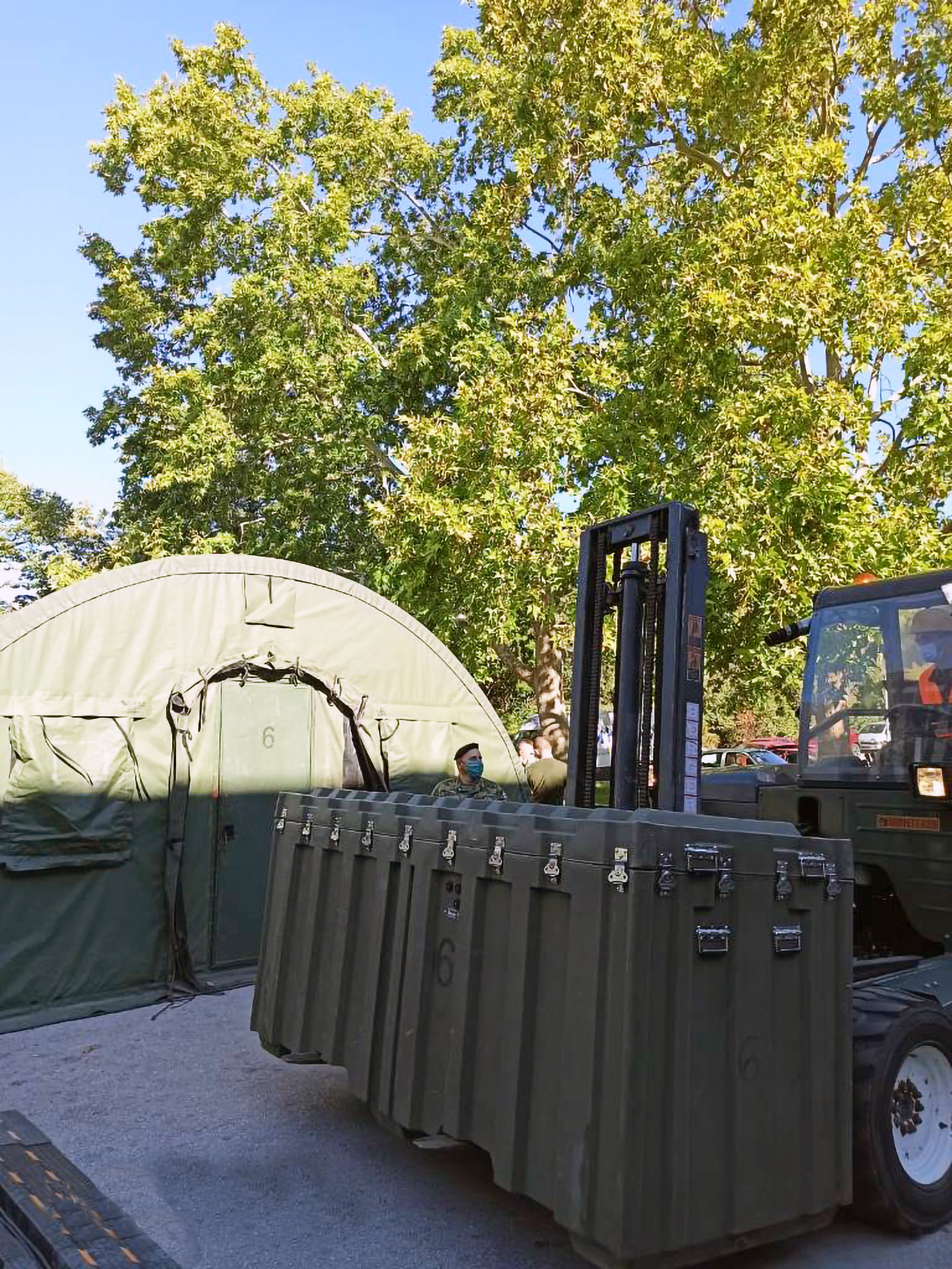 Hrvatska vojska postavila šatore Alaska i ležajeve ispred KBC Split – Križine