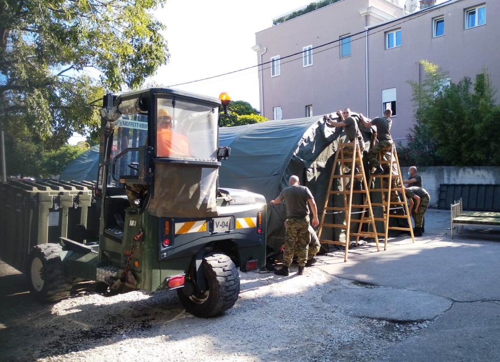 Hrvatska vojska postavila šatore Alaska ispred Opæe bolnice Zadar