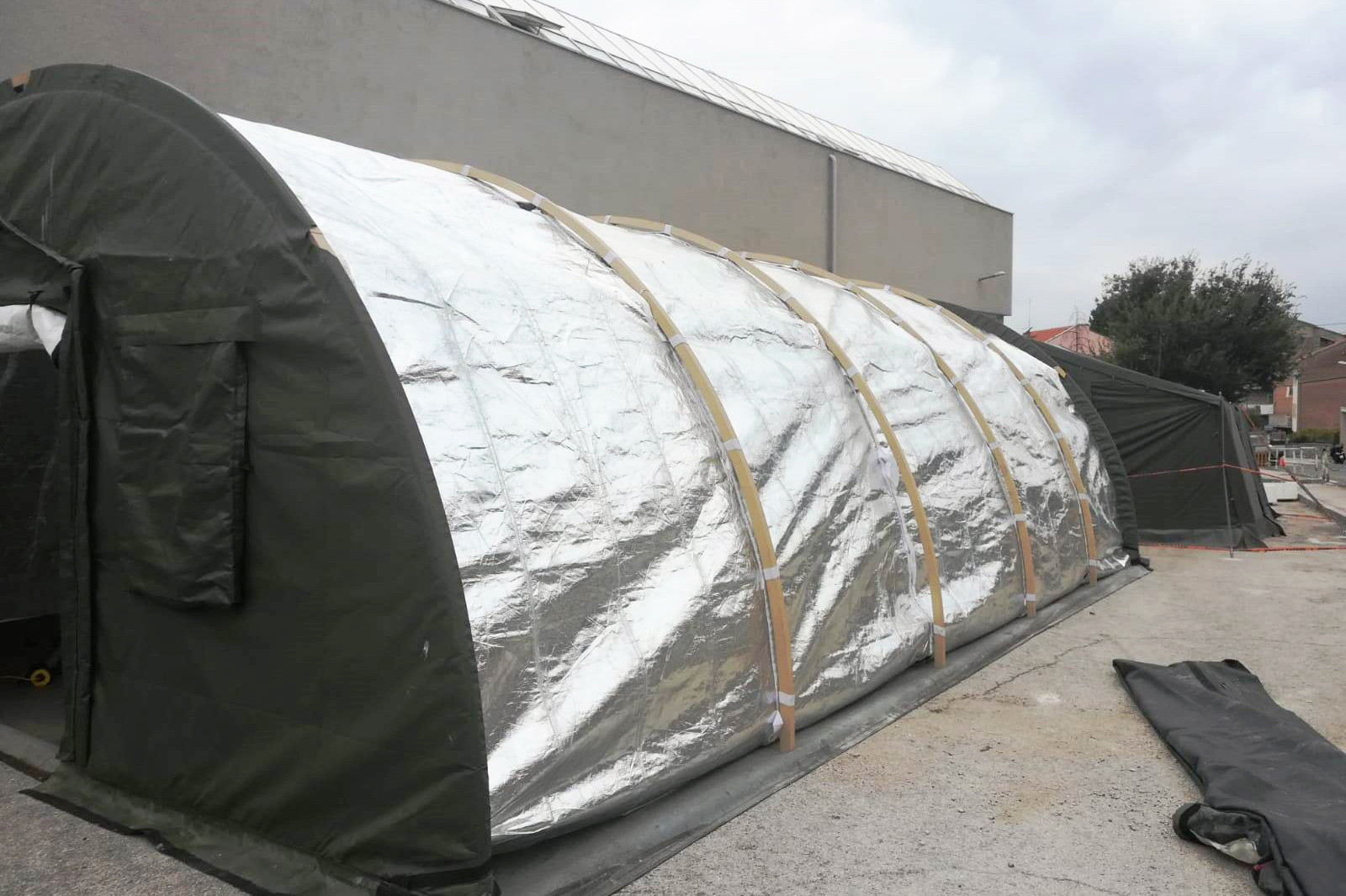 Hrvatska vojska postavila šator Alaska ispred Opće bolnice u Šibeniku