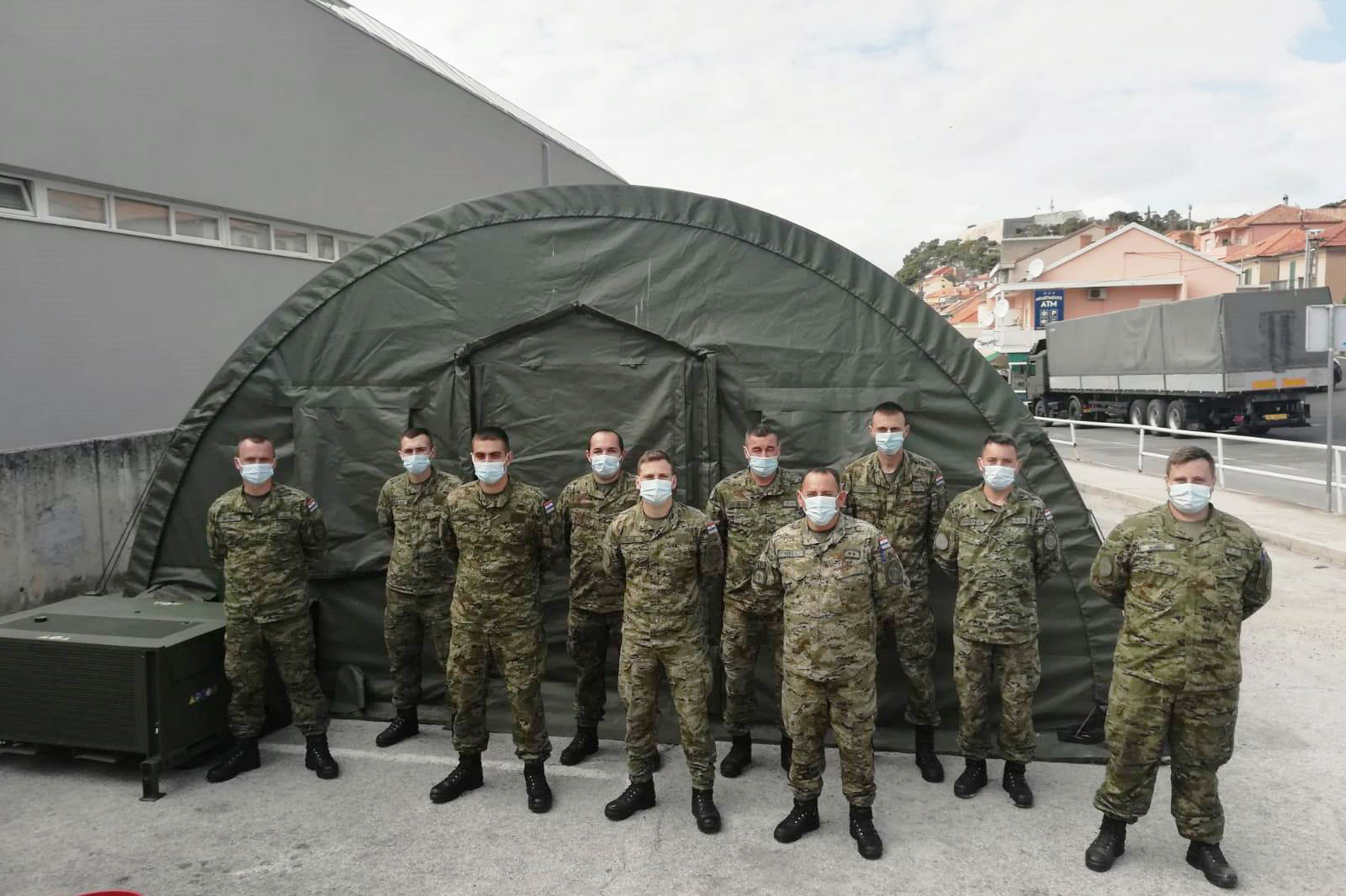 Hrvatska vojska postavila šator Alaska ispred Opće bolnice u Šibeniku