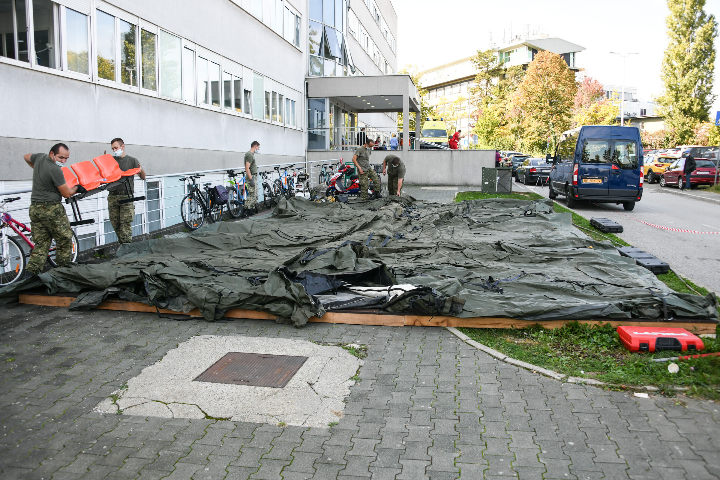 Hrvatska vojska postavlja šatore ispred KBC Zagreb